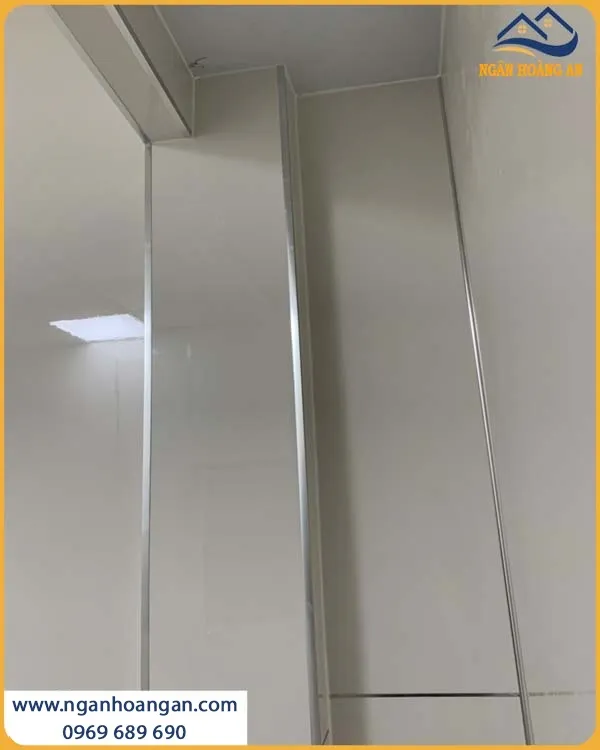 Thi Công Ốp Tường PVC Trắng Trơn Kosmos PVC2023 Tạo Nên Sự Sang Trọng